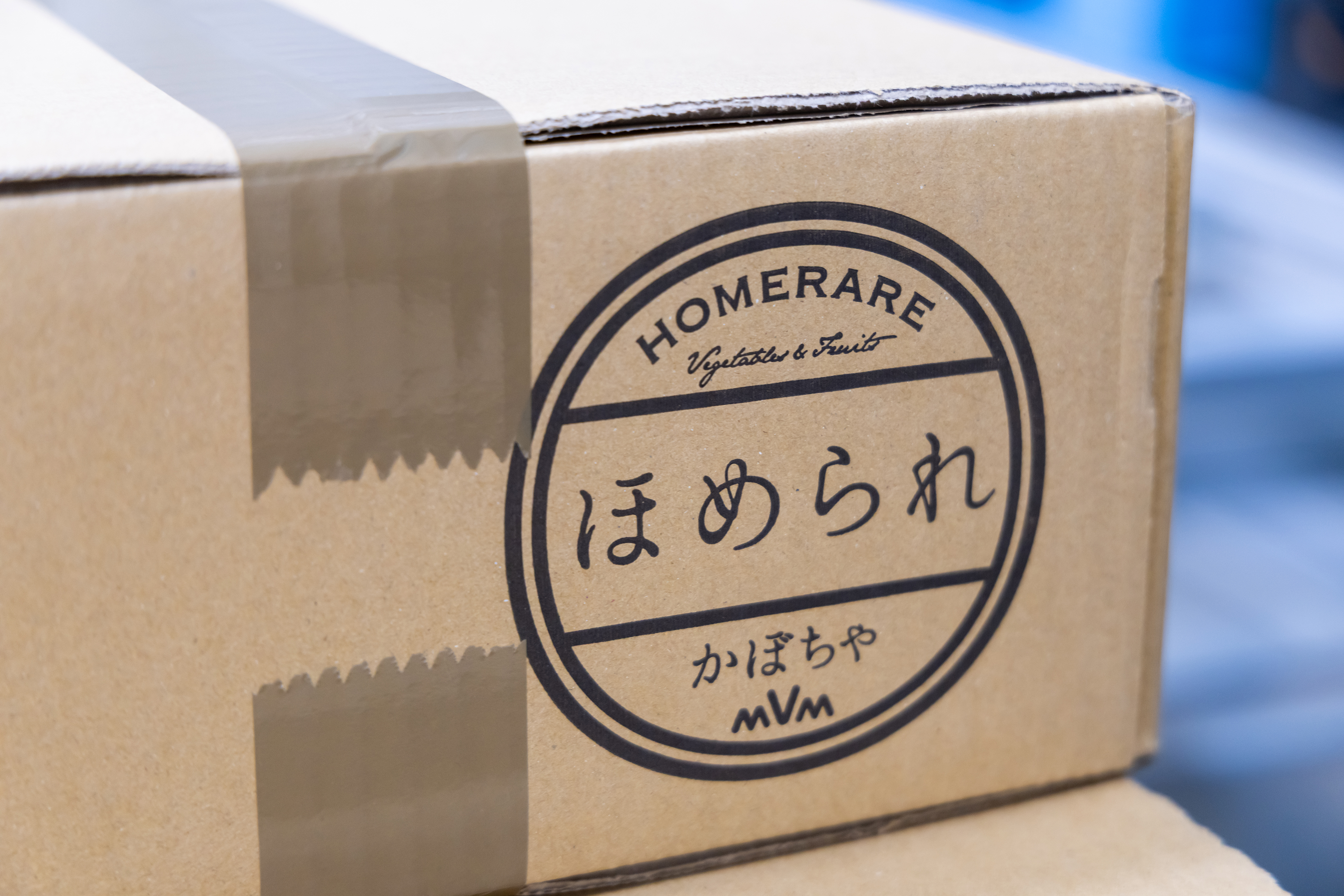 自社ブランド商品の「ほめられかぼちゃ」。糖度、水分含有量、比重の3項目で生産者に栽培して頂いたかぼちゃを一玉ずつセンサーで計測。みんなに幸せが巡ってゆくブランドを目指しています。