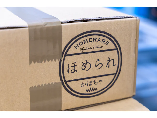 自社ブランド商品の「ほめられかぼちゃ」。糖度、水分含有量、比重の3項目で生産者に栽培して頂いたかぼちゃを一玉ずつセンサーで計測。みんなに幸せが巡ってゆくブランドを目指しています。
