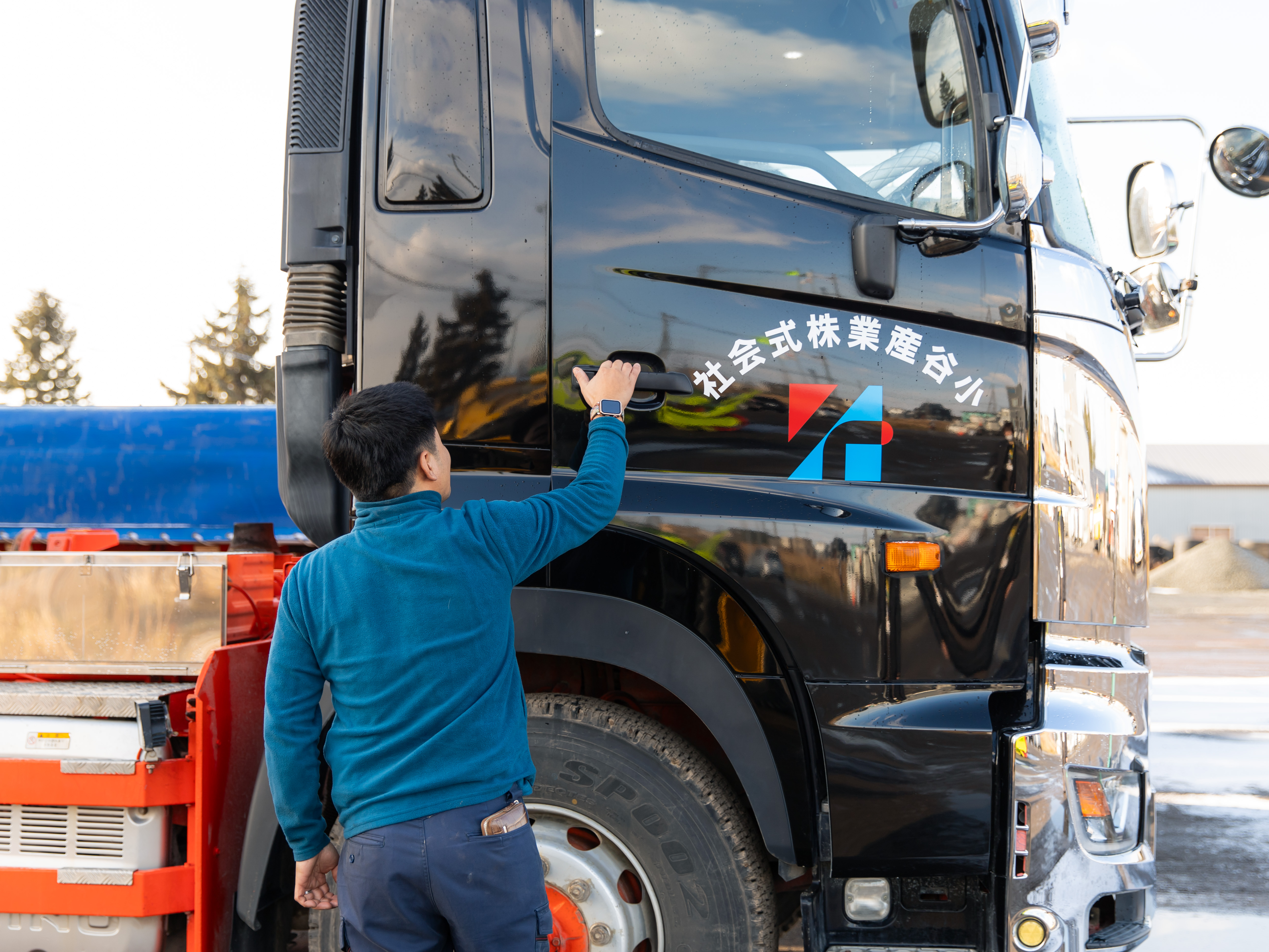 ダンプは担当車輌が決まっているため、自分の車輌は自分で洗車・メンテナンスを行います。新しい車輌も多く乗り心地◎