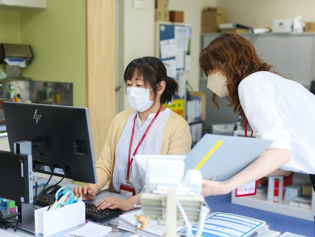 現場では介護職員や看護師、管理栄養士など職種や役割の違うスタッフが連携を取りあっています。常に情報共有は欠かさず行っているので、スピーディーな対応が可能です。