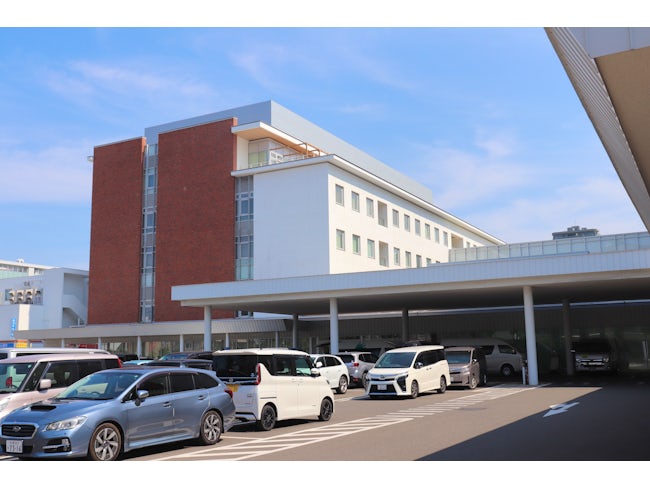 約10年前に建て替えた新しい病院です。キレイな職場で働きませんか?出勤時に廊下などを見ると気持ちが良くなるくらいキレイです。