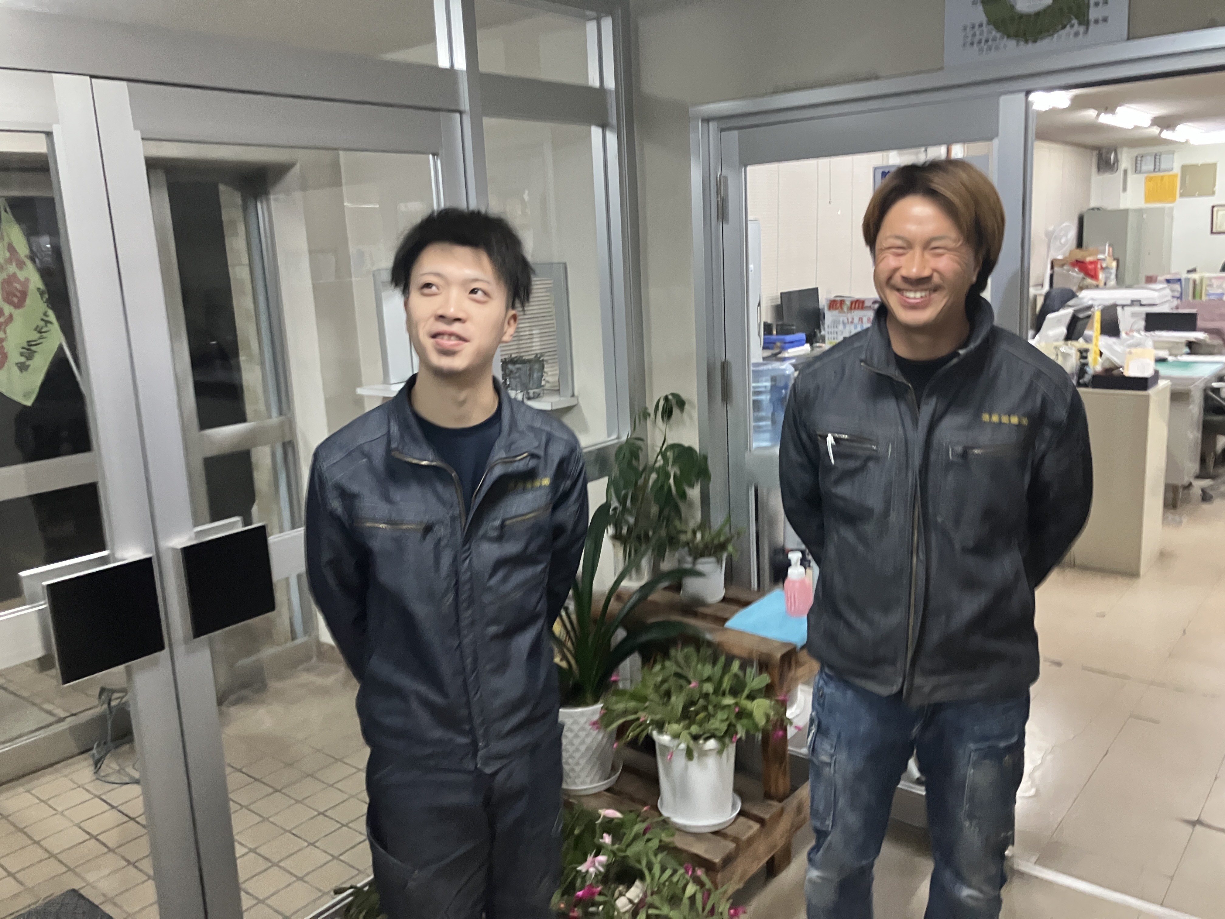 実は、上司が「格好良く写るように明るくするわ！」とライトを持って来て上から照らしてくれています。優しい！笑