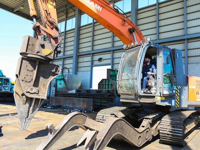<石上車輌はリサイクルの会社①> 写真は見切れていますが、この大きな機械で車の切断しています。 切断したボディは、プレス機械により鉄材の固まりとなります。 鉄材もまた次の資源へと生まれ変わります。