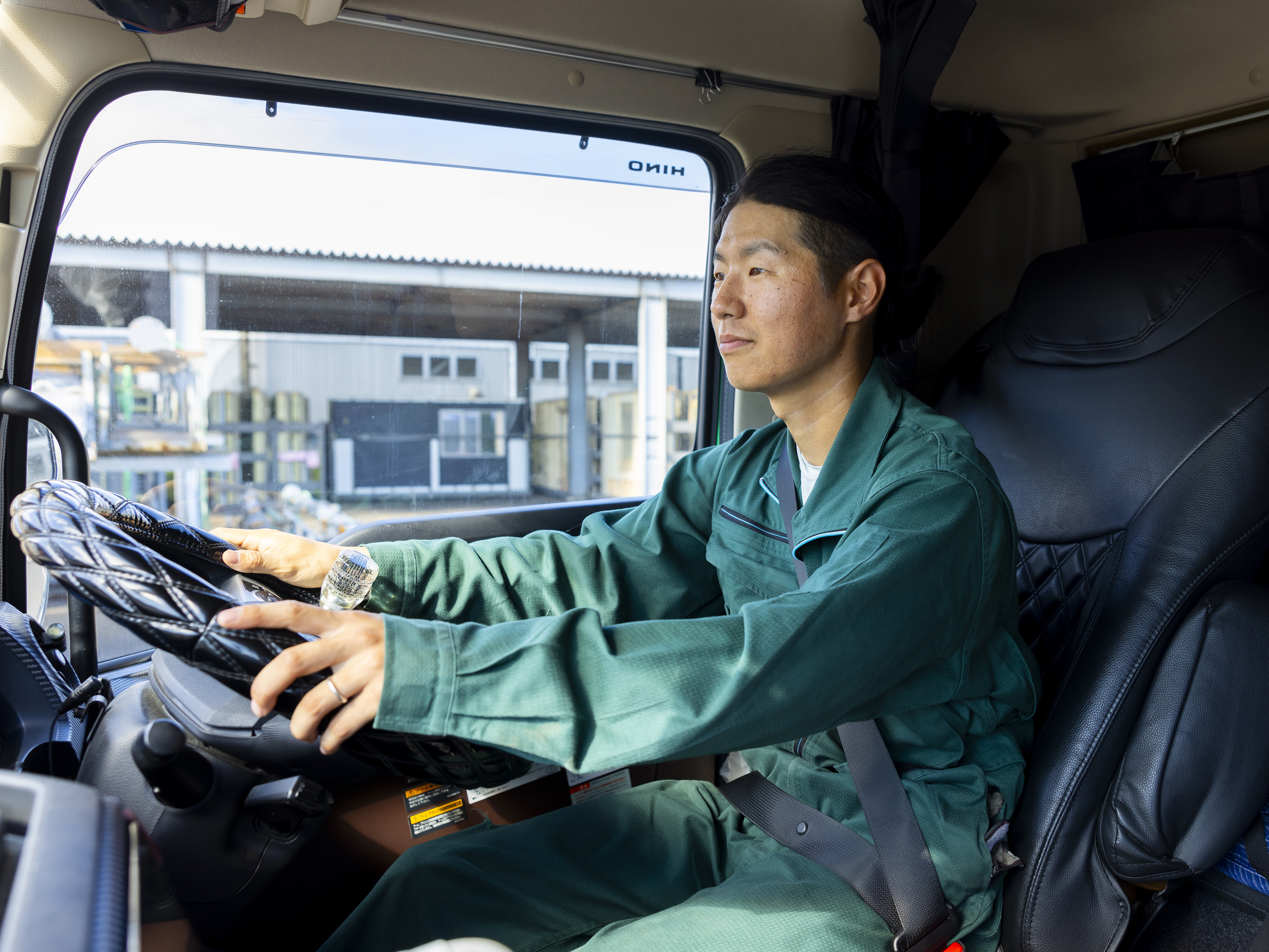 ドライバーに遠隔地への配送を希望するかどうかは必ず確認します。遠隔地配送には手当がつきますが、宿泊を伴う場合もあるため､「毎日自宅に帰って家族との時間を大切にしたい」という気持ちを尊重して決定します｡
