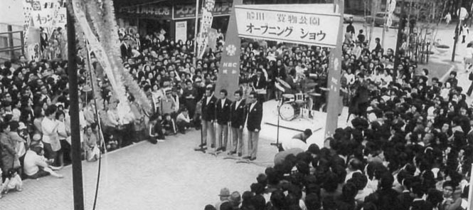 旭川に全国初の恒久的な歩行者専用道路が誕生したのは1972年。当時としては奇想天外な構想でしたが市役所や青年会議所の若者たちが国をも動かす熱意で実験を重ね、銀座より早く歩行者専用道路を実現させました。