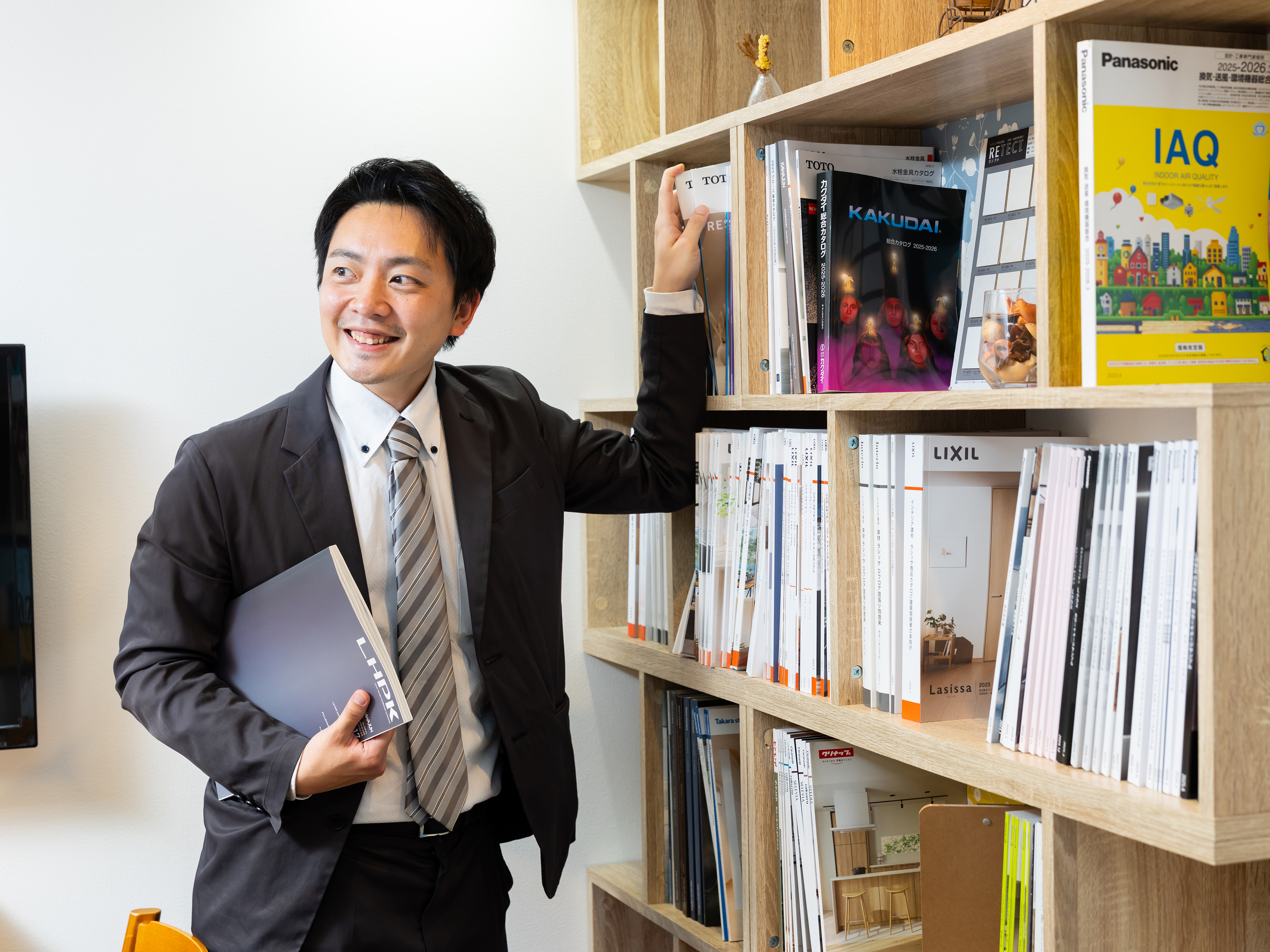 大切なのは｢礼節｣｢人当たりの良さ｣から生まれる安心感。採用では特にそうした点を重視し、文系でも理系でも出身学部は一切不問。リフォーム知識･ノウハウは入社後に学べますし、先輩や上司も丁寧にサポートします。