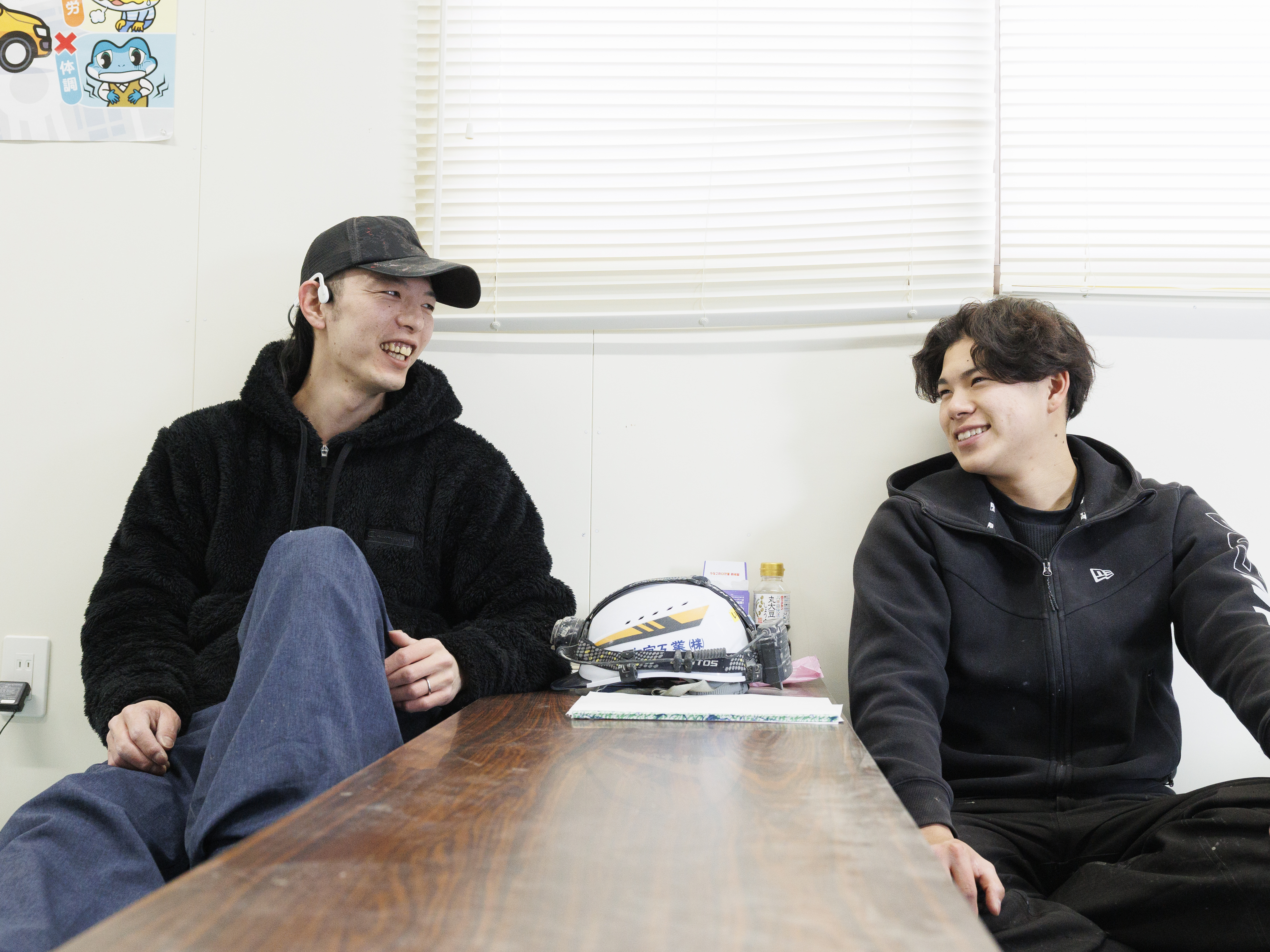 【次世代へ繋ぐ伝統】 業界全体で高齢化が進む中、毎年若手が入社しています。今年も国内外から計5名の新しい仲間が加わりました。伝統ある技を絶やすことなく、若い力で未来へと繋いでいく活気あふれる職場です。