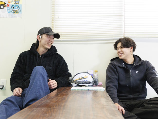 【次世代へ繋ぐ伝統】 業界全体で高齢化が進む中、毎年若手が入社しています。今年も国内外から計5名の新しい仲間が加わりました。伝統ある技を絶やすことなく、若い力で未来へと繋いでいく活気あふれる職場です。