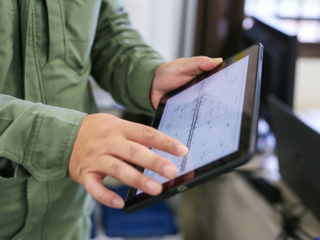 iPadでの図面確認の様子/スマホやタブレット、PC作業が好きという方こそピッタリのお仕事。使用するソフトの操作もシンプルです。